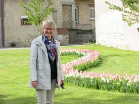 L'ancienne maire devant les fleurs