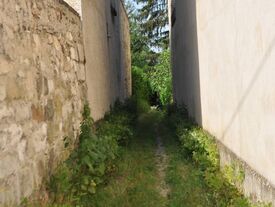 Entrée d'un chemin entre 2 maisons